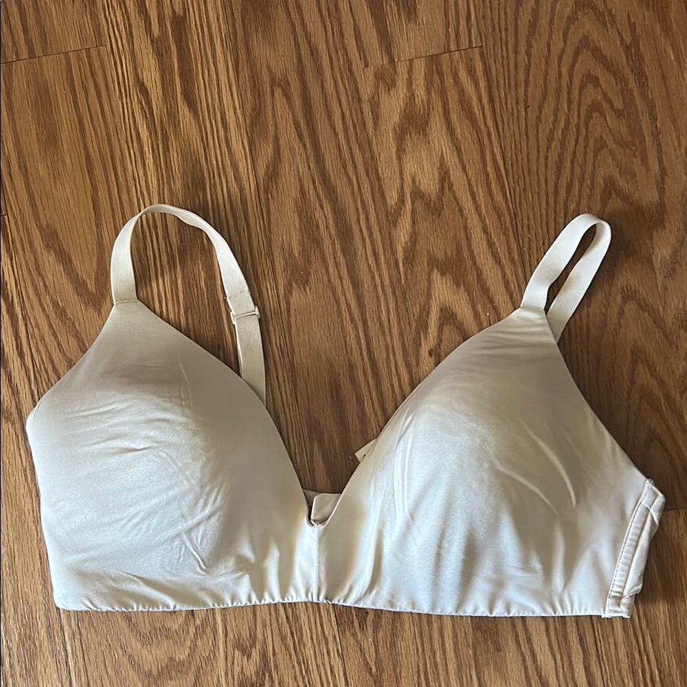 Skims Wireless Form T-Shirt Bra Women's size 38C